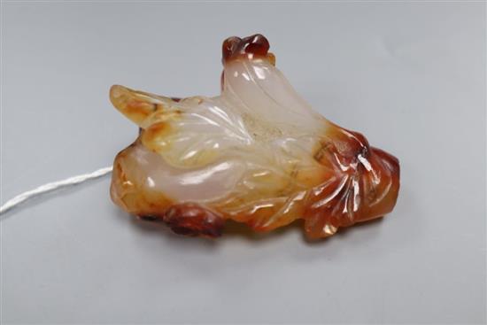 A Chinese agate/chalcedony snuff bottle, 19th/20th century, 7cm